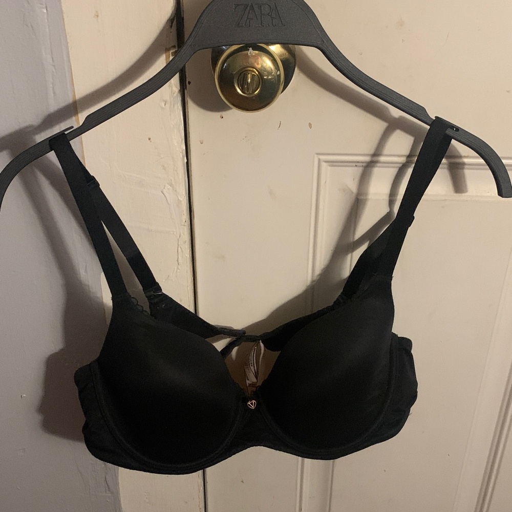 Selling Victoria’s Secret Black Bra